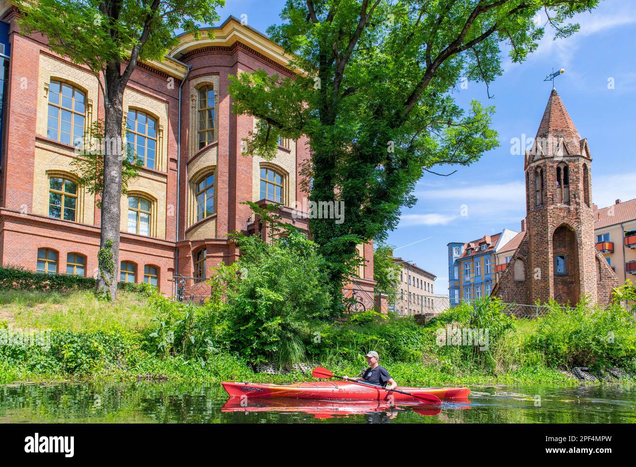 Pagayer en kayak sur le Jakobskanal, derrière Theodor-Fontane-School et Jakobskapelle, Brandebourg et Havel, Brandebourg, Allemagne Banque D'Images