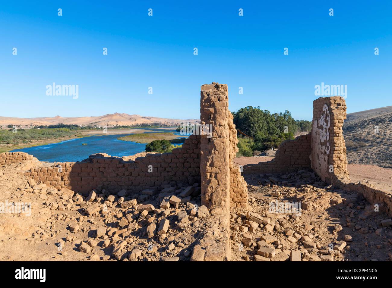 Ruine du poste de police de Hohenfels de l'époque coloniale allemande, à l'arrière de la rivière Orange (aussi la rivière Oranje), Oranjemund, Sperrgebiet National Banque D'Images