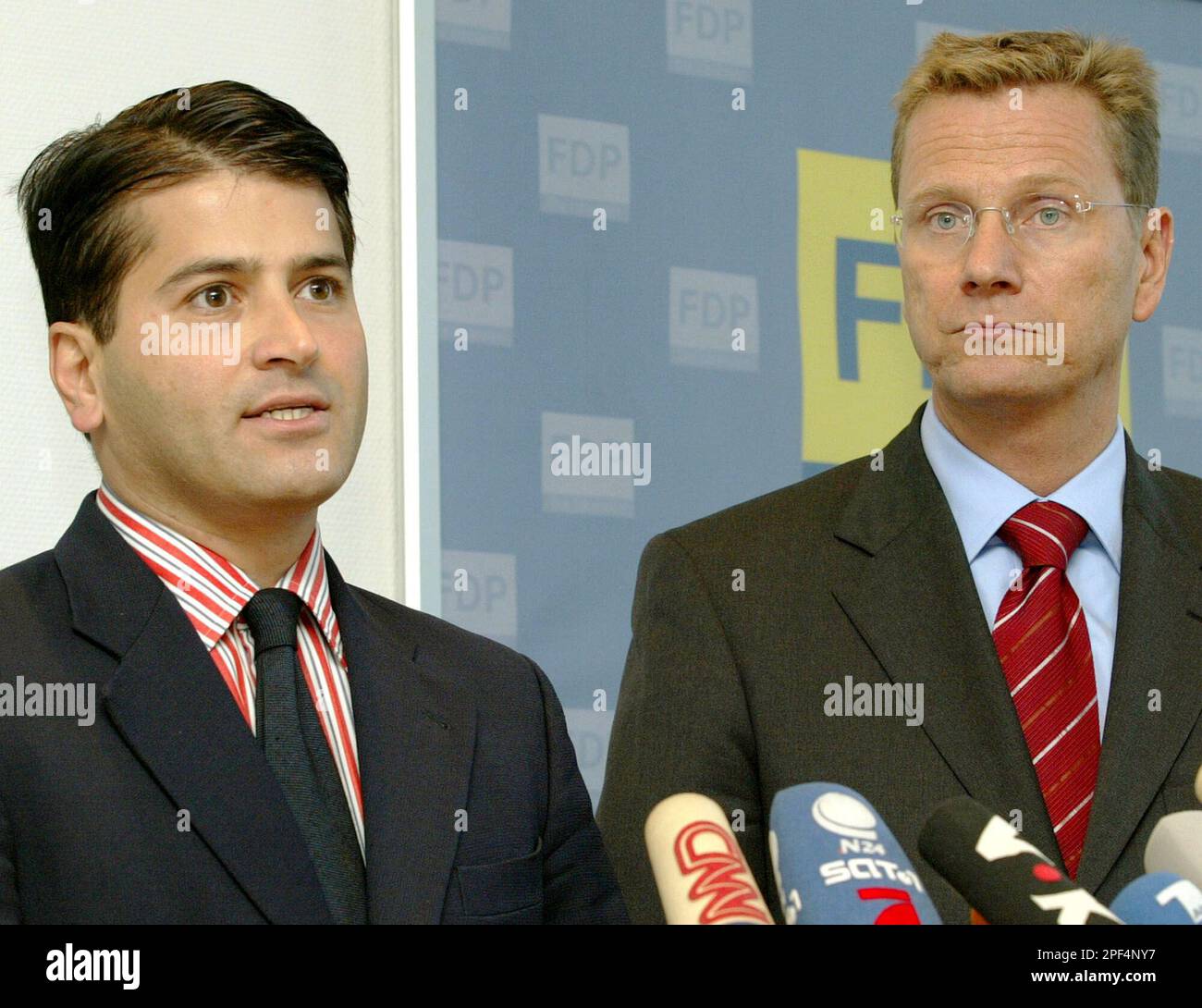 FDP-Bundesvorsitzender Guido Westerwelle, rechts, und das FDP ...
