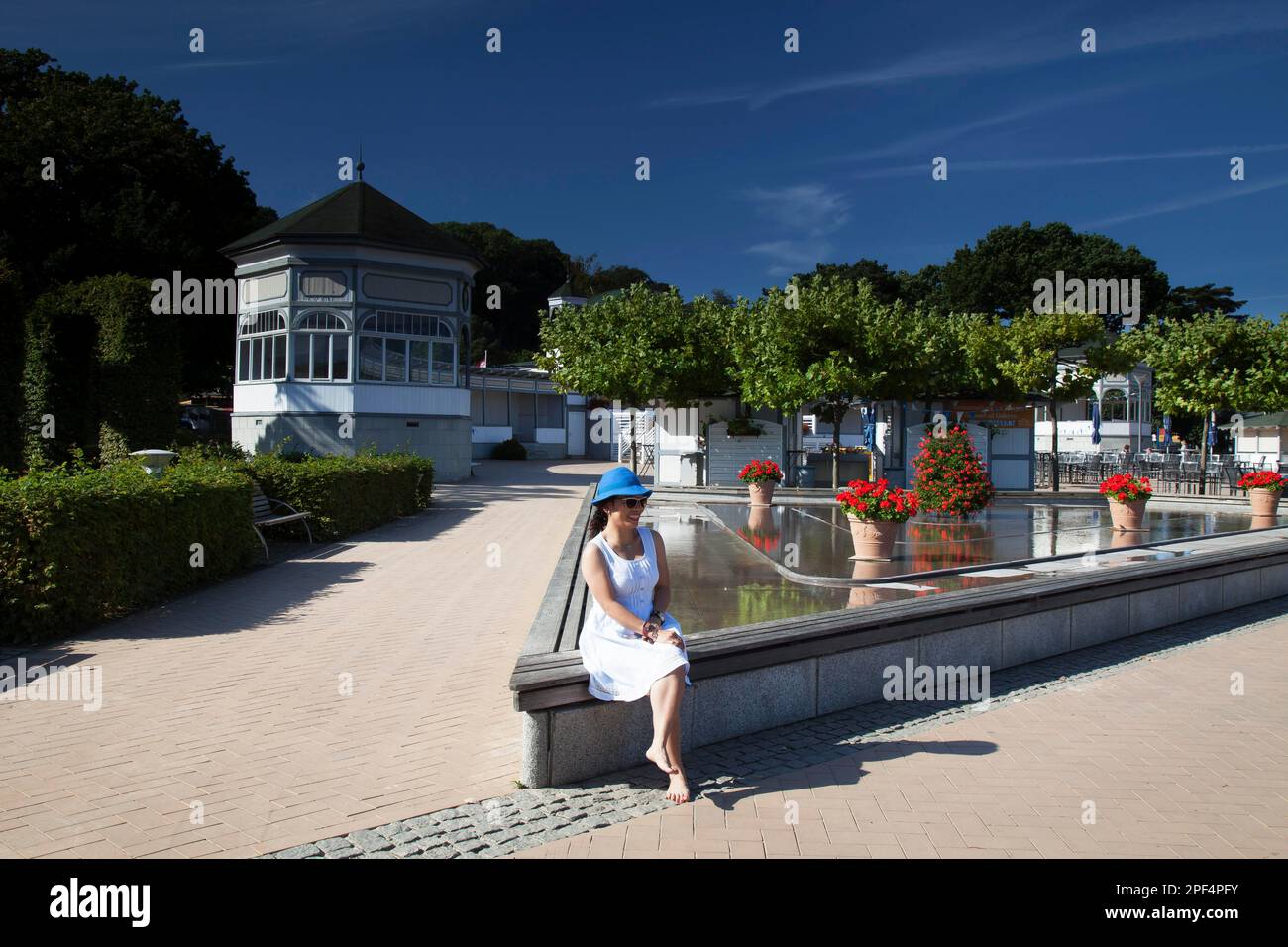 Promenade au bord du lac, station balnéaire de Goehren, île de Ruegen, Mecklembourg-Poméranie occidentale, Goehren, Allemagne Banque D'Images