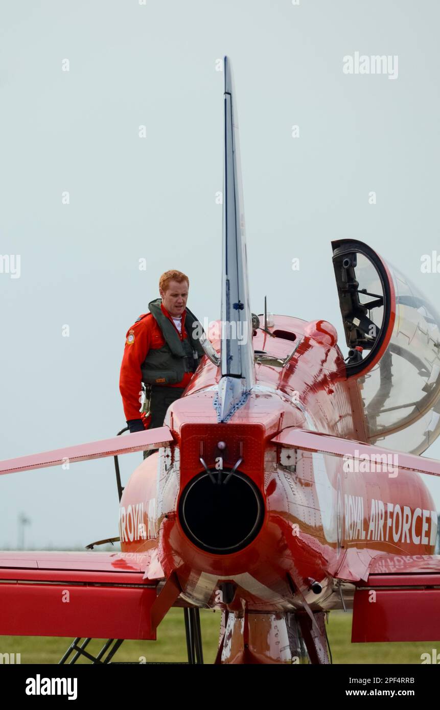 Royal Air Force, RAF Red Arches affichent le pilote de l'équipe Flt Lt Martin Pert sur l'avion à réaction BAe Hawk T1 à RAF Scampton, Royaume-Uni. Générateurs de fumée sur le tuyau d'échappement Banque D'Images