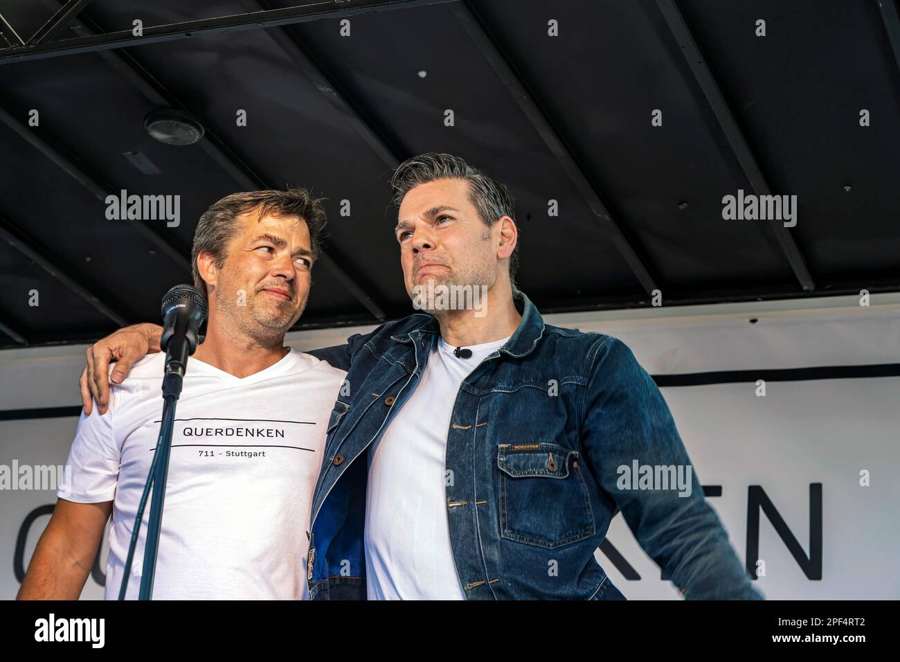 Michael Ballweg, à gauche, initiateur de l'initiative Querdenken 711, proteste contre les restrictions de Corona, Ken Jebsen, producteur et activiste de vidéo web Banque D'Images