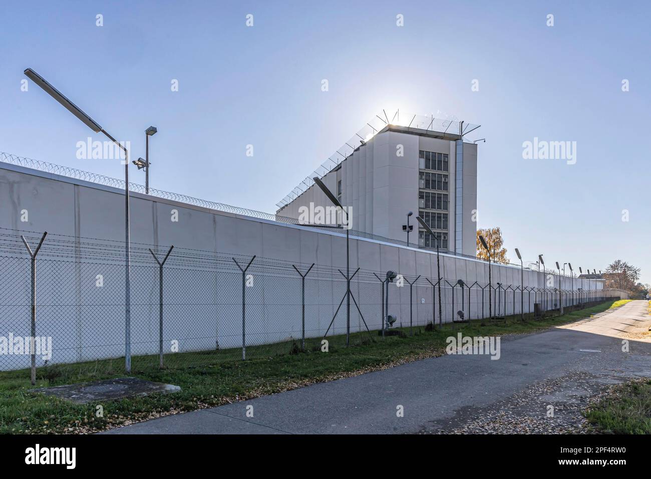 Prison de Stammheim, vue extérieure de la prison avec mur de prison, Stuttgart, Bade-Wurtemberg, Allemagne Banque D'Images