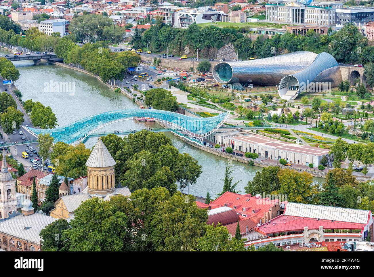 Pont Peace au-dessus de la rivière Mtkvari, Palais présidentiel, salle de concert et centre d'exposition, Parc Rike, Tbilissi, Géorgie, Caucase, Moyen-Orient Banque D'Images
