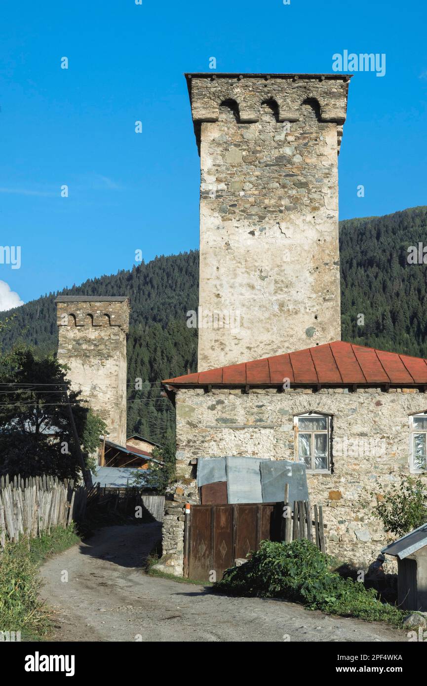 Maisons traditionnelles médiévales de la tour Svaneti, village de Lashtkhveri, région de Svaneti, Caucase, Géorgie Banque D'Images