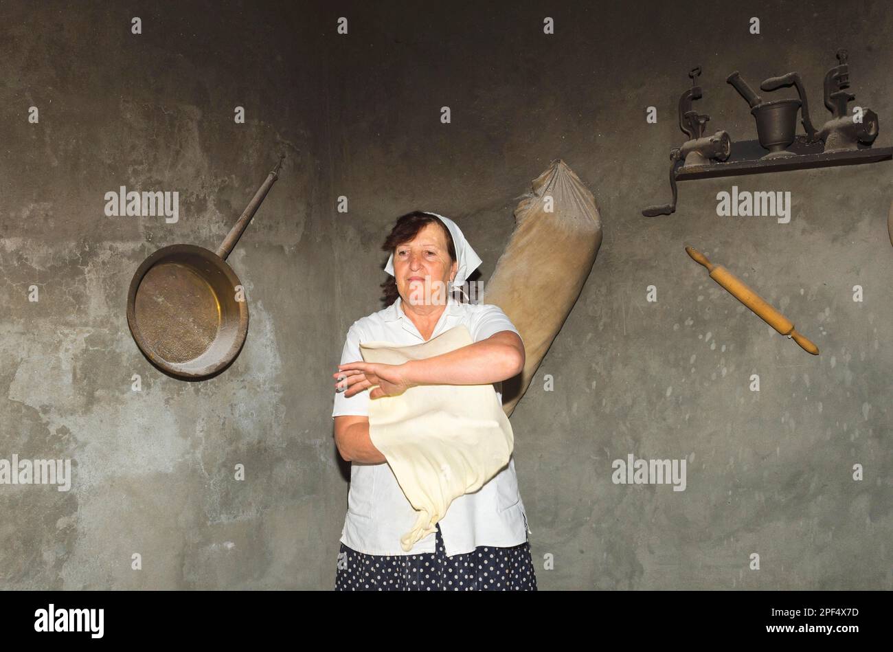 Femme arménienne préparant du pain de lavash arménien dans le four traditionnel tandoor, à des fins éditoriales uniquement, province d'Ararat, Arménie Banque D'Images