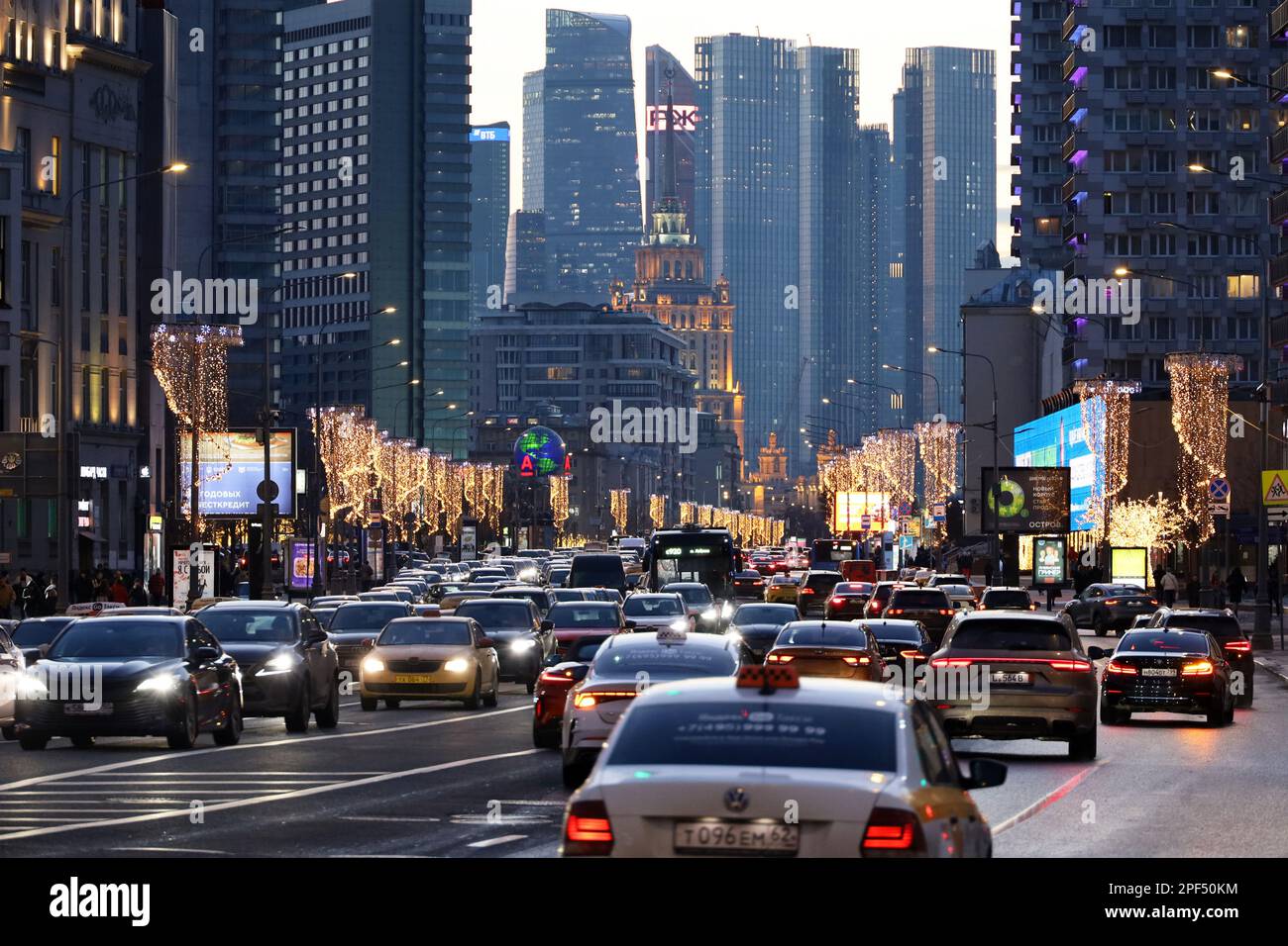 Les voitures dans la circulation s'embouteillage sur la rue Novy Arbat dans le centre-ville. Vue sur les gratte-ciels de la ville de Moscou et les lumières le soir Banque D'Images