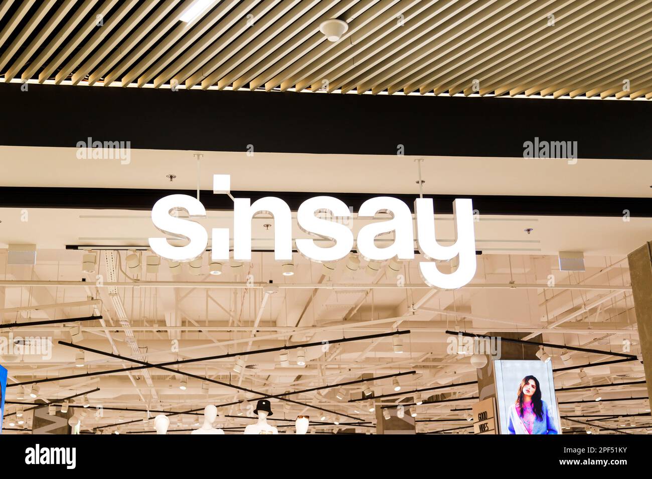 Sibiu, Roumanie - Mai, 2 2022: Magasin de vêtements Sinsay dans le centre commercial Promenada, l'un des plus grands centres commerciaux de Sibiu Banque D'Images