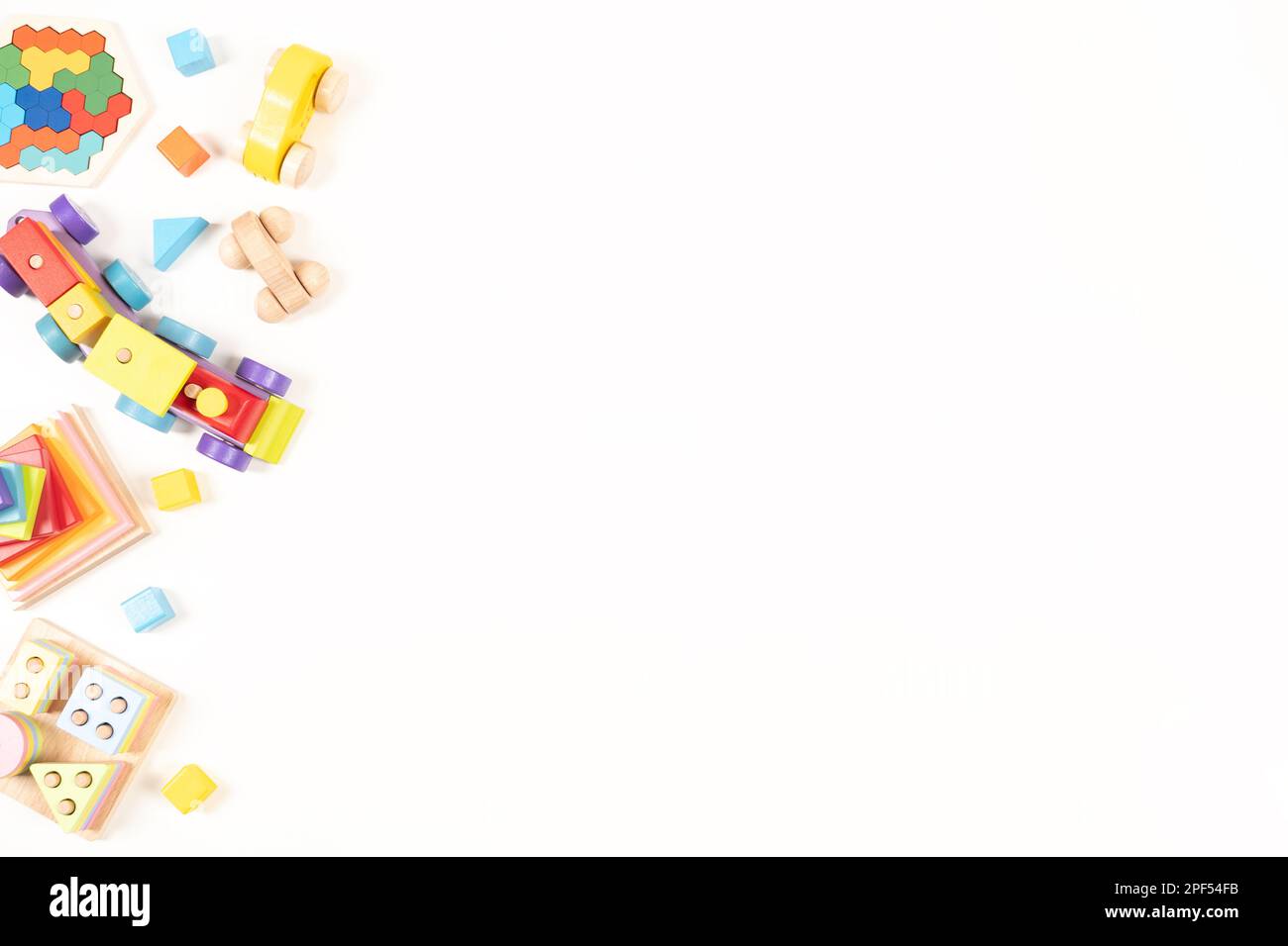 Arrière-plan de jouet de bébé enfant. Jouets éducatifs, musicaux, sensoriels, de tri et d'empilage en bois sur fond blanc. Jouets Montessori. Vue de dessus, plan d'agencement Banque D'Images