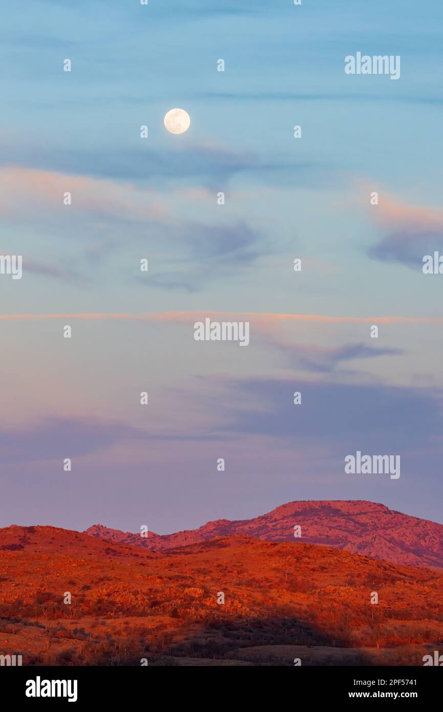 Paysage de coucher de soleil avec une pleine lune dans la réserve naturelle nationale des montagnes Wichita à Oklahoma Banque D'Images