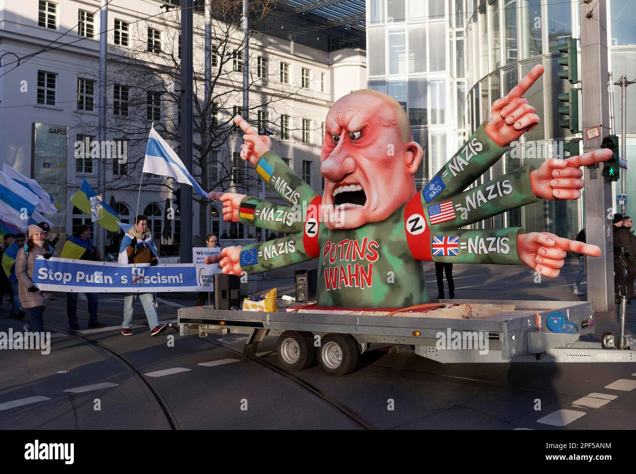 Stop Poutine, manifestation contre la guerre d'Ukraine le 25,2.23., Mottowagen Karneval avec Poutine figure par Jacques Tilly, Düsseldorf, Nord Banque D'Images
