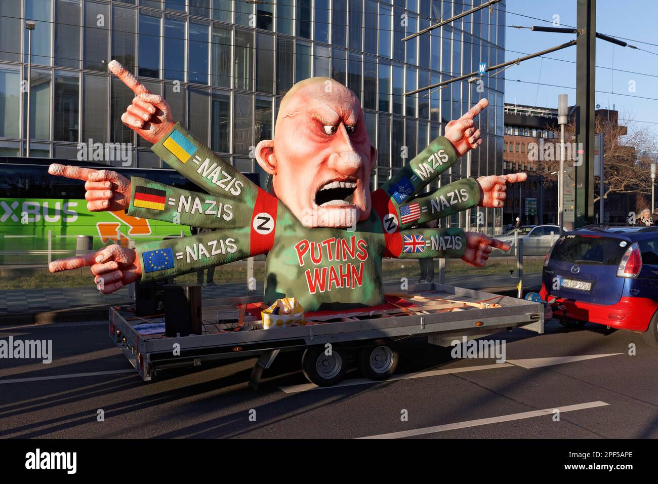 Stop Poutine, manifestation contre la guerre d'Ukraine le 25,2.23., Mottowagen Karneval avec Poutine figure par Jacques Tilly, Düsseldorf, Nord Banque D'Images