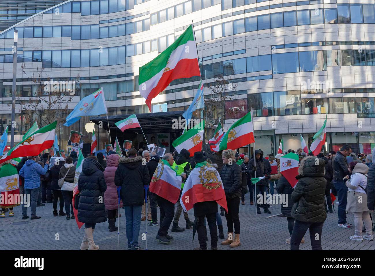 Free Iran, manifestation contre le régime mollah en Iran sur Schadow Platz le 25,2.23, Düsseldorf, Rhénanie-du-Nord-Westphalie, Allemagne Banque D'Images