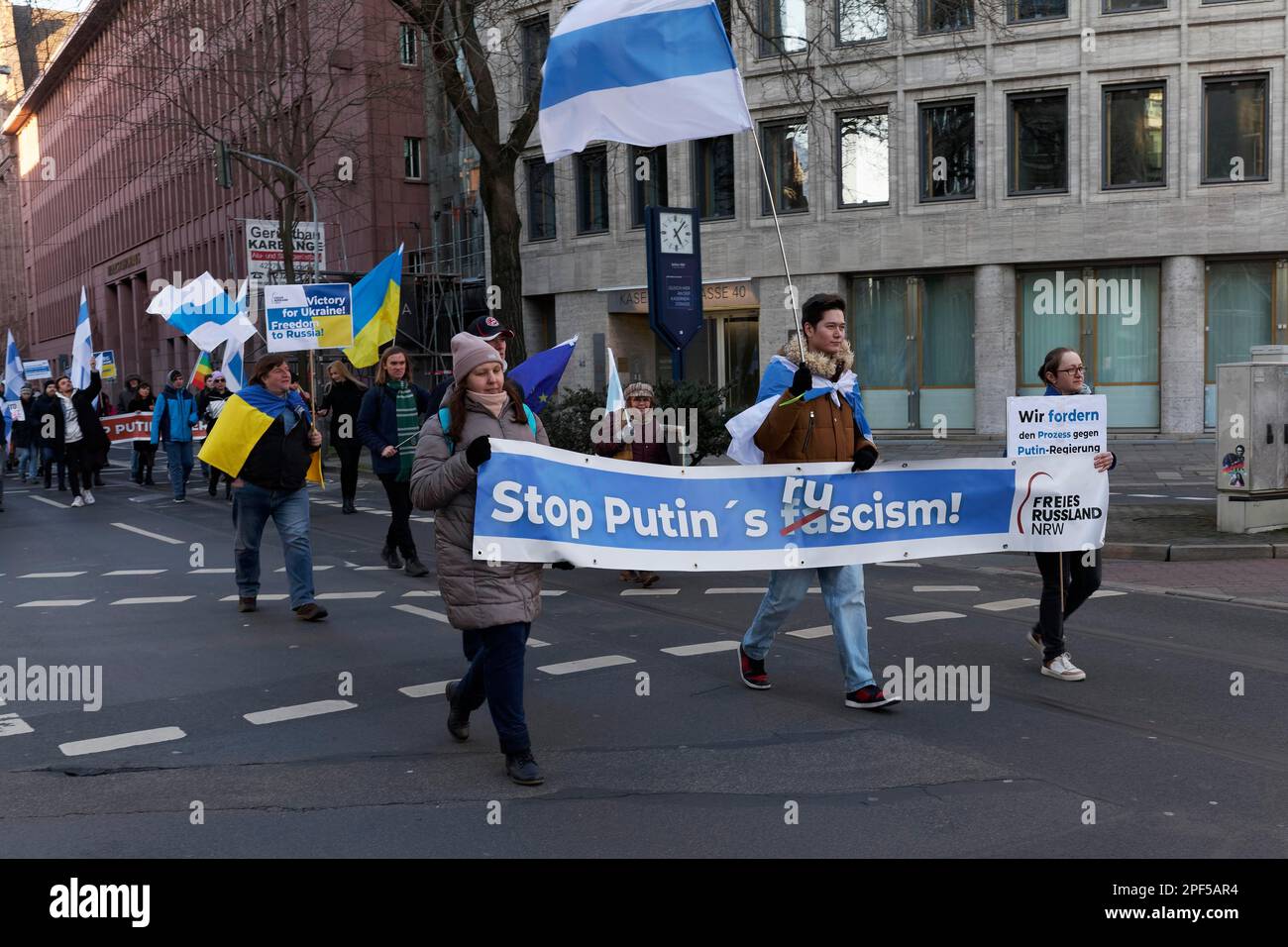 Manifestants avec bannière Stop Putin, manifestation contre la guerre d'Ukraine le 25,2.23, Düsseldorf, Rhénanie-du-Nord-Westphalie, Allemagne Banque D'Images