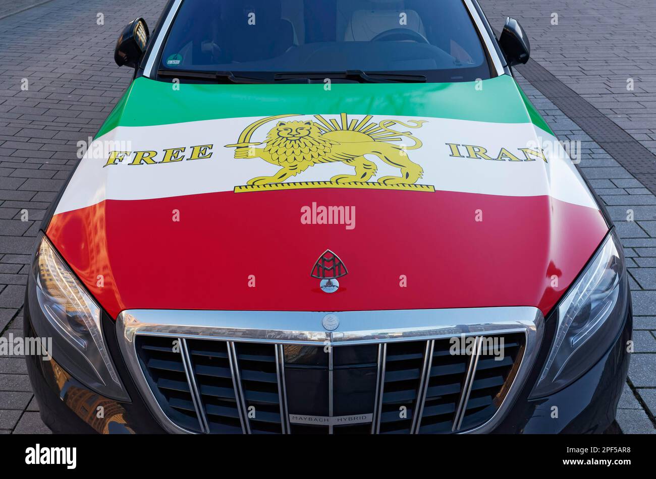 Maybach avec drapeau iranien peint et slogan Free Iran, manifestation contre le régime mollah le 25,2.23, Düsseldorf, Rhénanie-du-Nord-Westphalie Banque D'Images