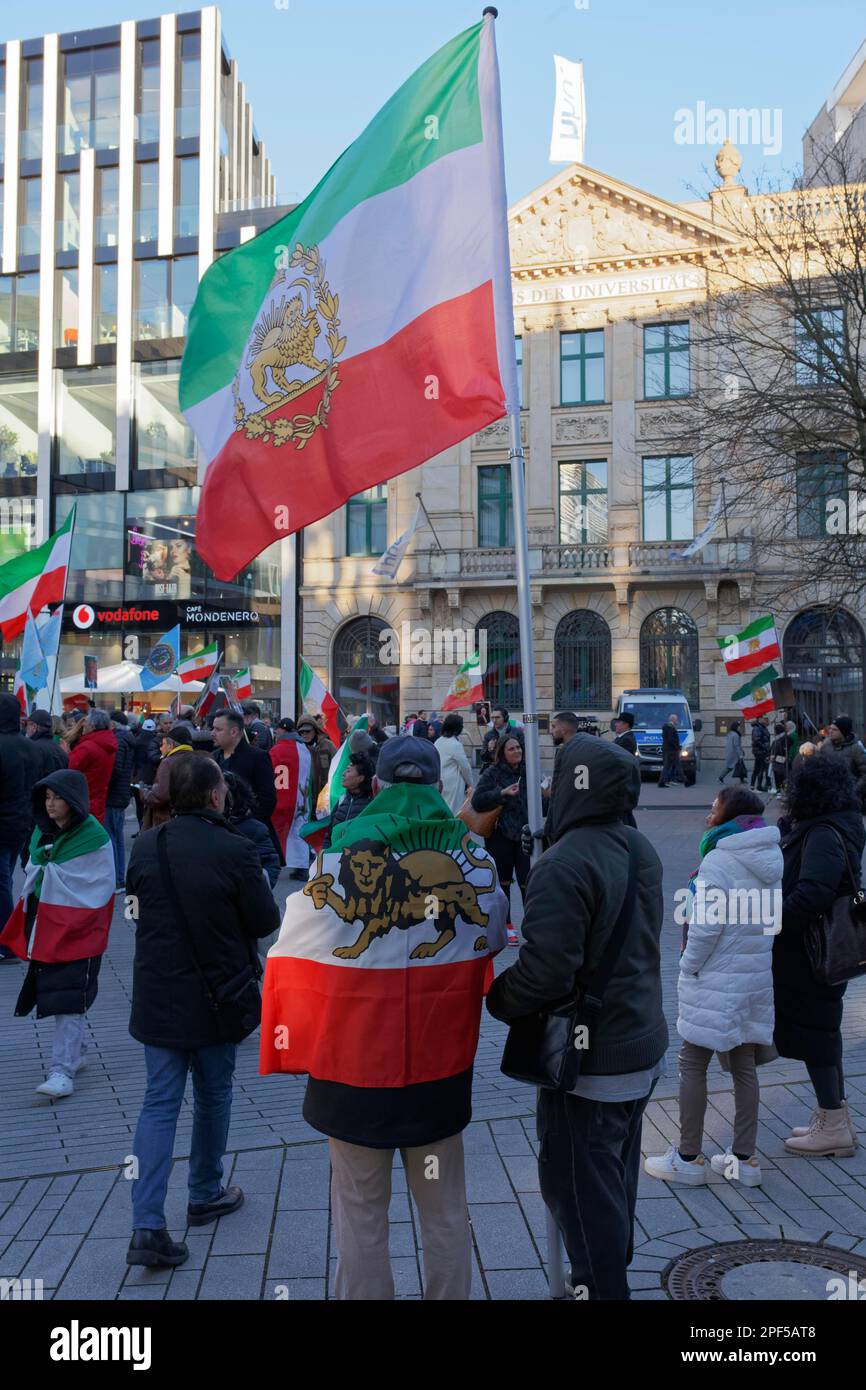 Free Iran, manifestation contre le régime mollah en Iran à Schadow-Platz le 25,2.23, Düsseldorf, Rhénanie-du-Nord-Westphalie, Allemagne Banque D'Images