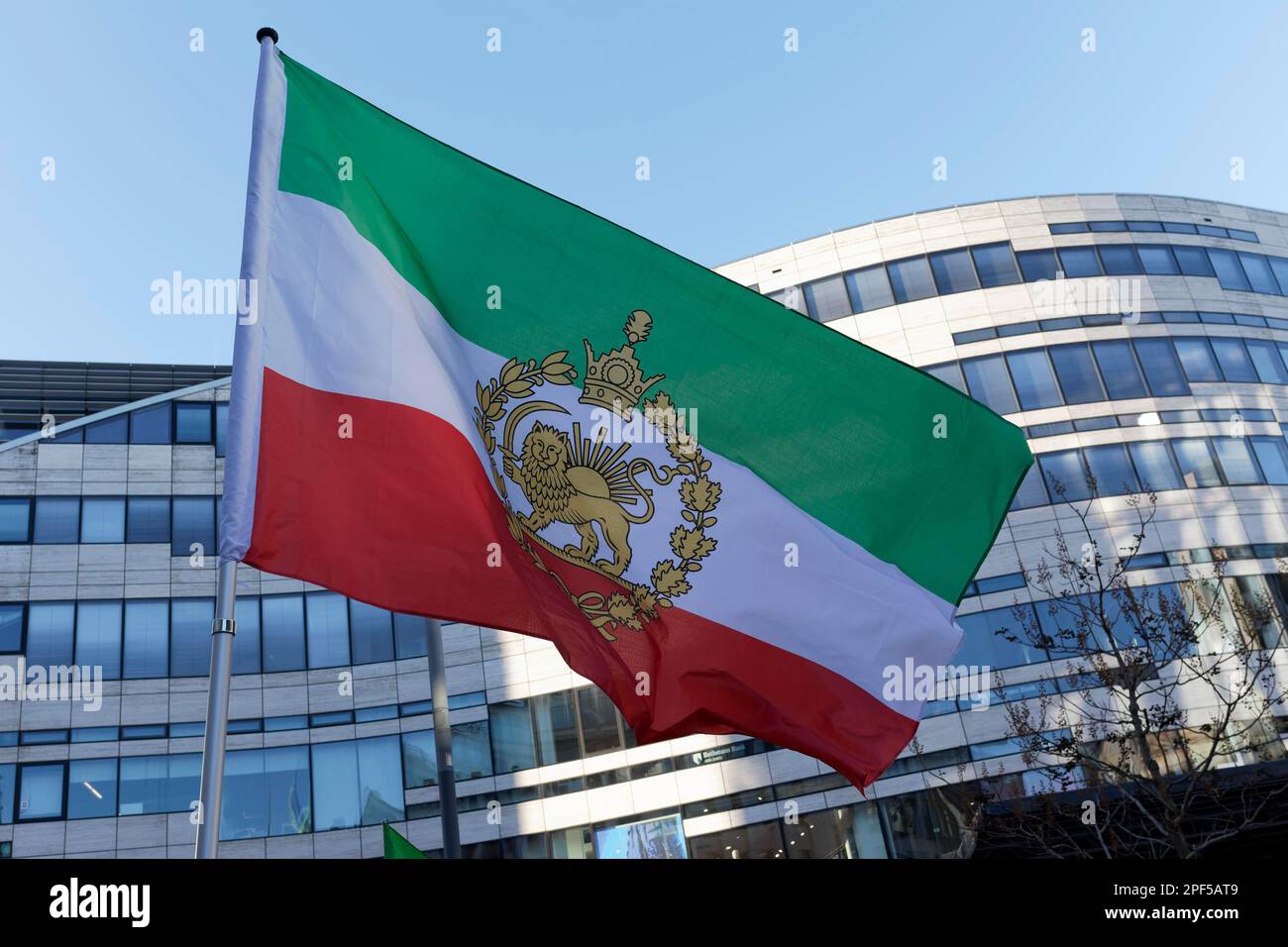 Iran libre, drapeau iranien devant le Koe-Bogen, manifestation contre le régime mollah le 25,2.23, Düsseldorf, Rhénanie-du-Nord-Westphalie, Allemagne Banque D'Images