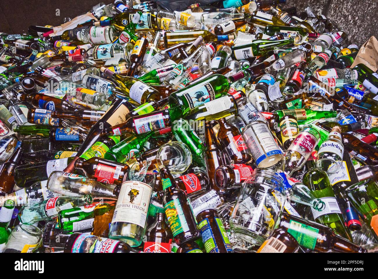 Bac de recyclage rempli de bouteilles de bière, de vin, de spiritueux et de boissons gazeuses au centre de recyclage de Sitka, Alaska, États-Unis. Banque D'Images