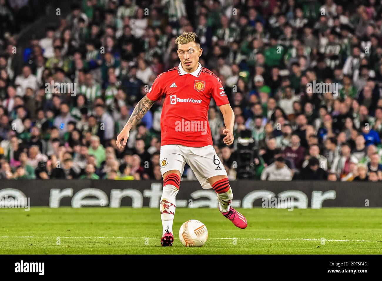 Lisandro Martinez passe le ballon lors de l'UEFA Europa League Round de 16, 2nd Leg Real Betis vs Manchester United au stade Benito Villamarín, Séville, Espagne, 16th mars 2023 (photo de Samuel Carreño/News Images) Credit: News Images LTD/Alay Live News Banque D'Images