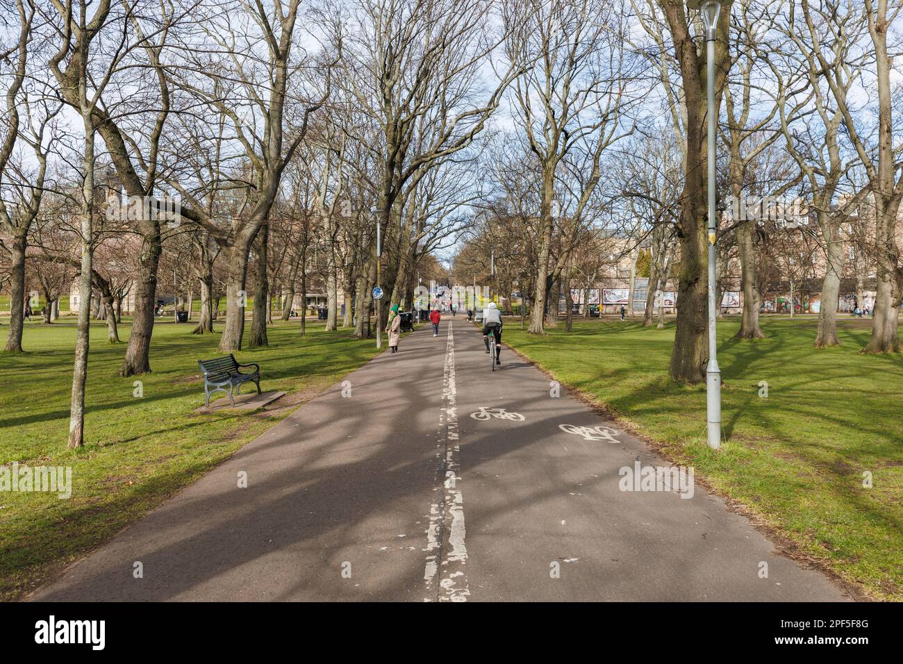 Middle Meadow Walk, avec piste cyclable partagée et cycliste à côté du campus principal de l'Université d'Édimbourg. Banque D'Images