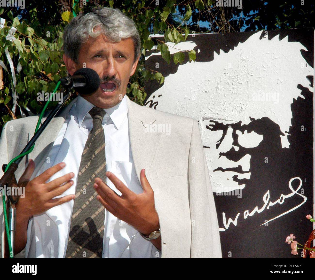 Slovak Premier Mikulas Dzurinda addresses people in the small village of Mikova, east Slovakia, Sunday, Aug. 10, 2003. A festival was given there on the occasion of the 75th anniversary of the birth of famous U.S. American pop-artist Andy Warhol whose parents were born here at the end of the 19th century. (AP Photo/CTK, Stanislav Bacenko) Banque D'Images