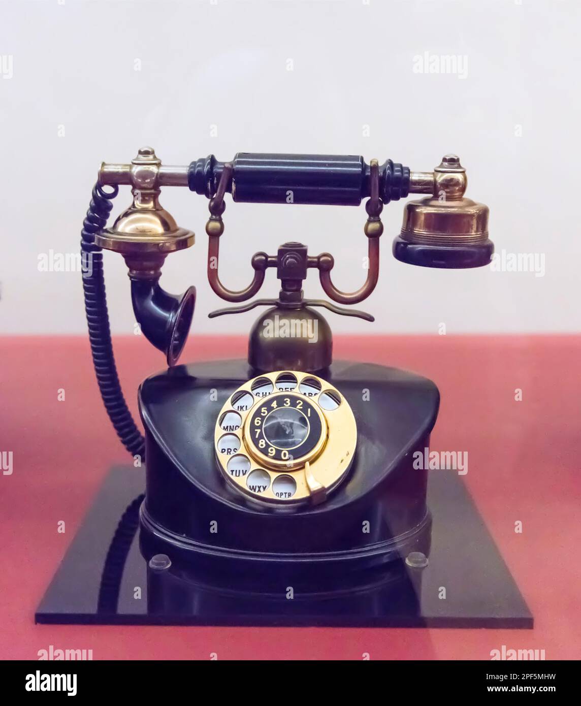 Téléphone de table rotatif bakélite vintage 1920 Banque D'Images