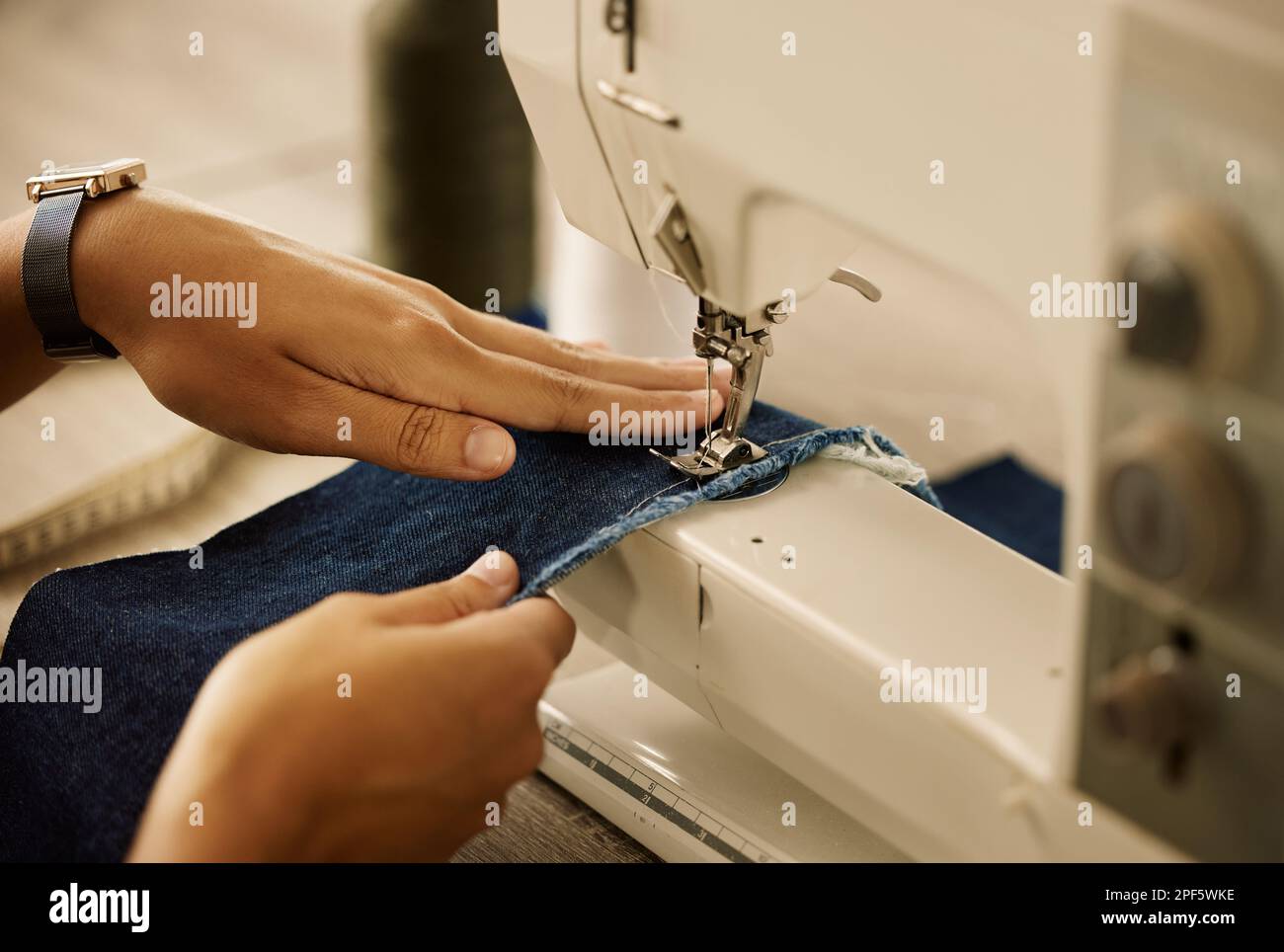Créateur de couture de tissu denim sur une machine à coudre. Créateur de mode utilisant une machine à coudre. Adapter le matériau de couture demin. Mode Banque D'Images