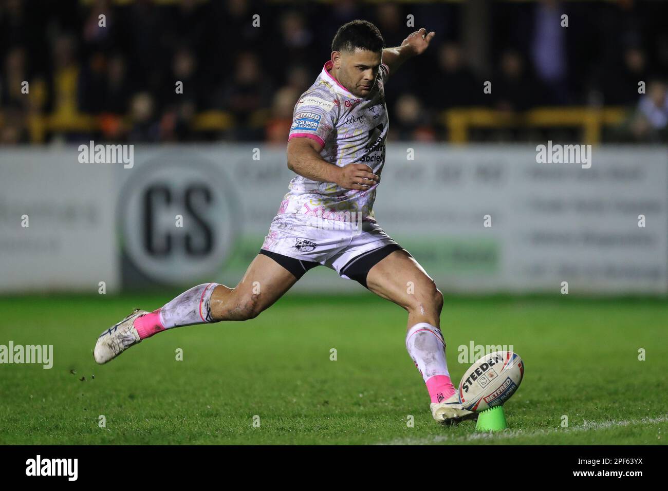 Castleford, Royaume-Uni. 16th mars 2023. Rhyse Martin #12 de Leeds Rhinos se convertit pour deux points faisant la note 6-8 pendant le match de la Super League Round 5 Castleford Tigers vs Leeds Rhinos à la mid-A-duose Jungle, Castleford, Royaume-Uni, 16th Mars 2023 (photo de James Heaton/News Images) Credit: News Images LTD/Alay Live News Banque D'Images