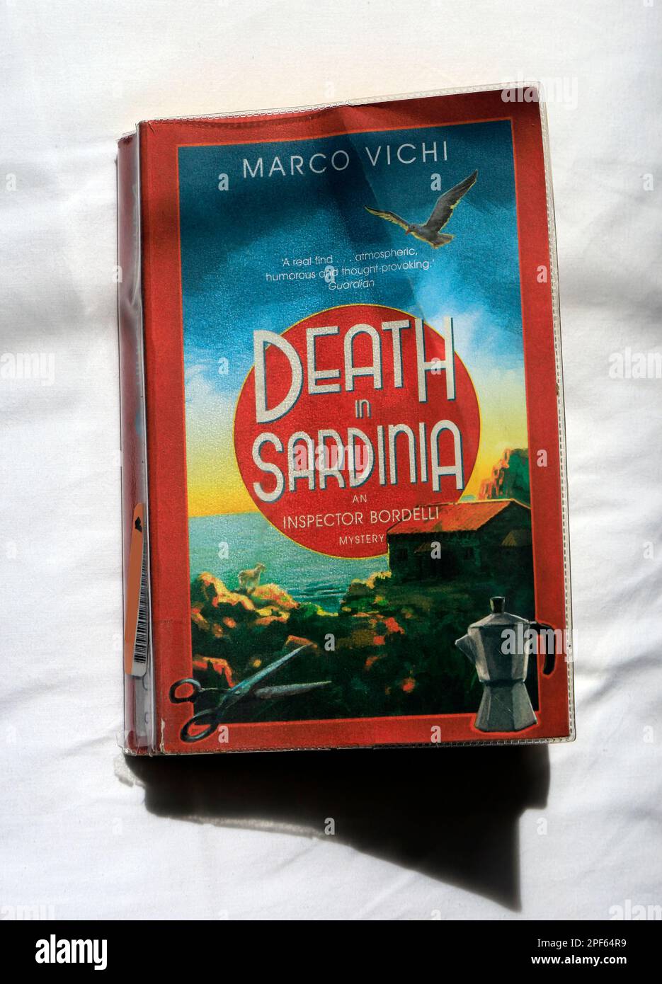 Couverture de livre de poche mort en Sardaigne. Usé. Marco Vichi Banque D'Images