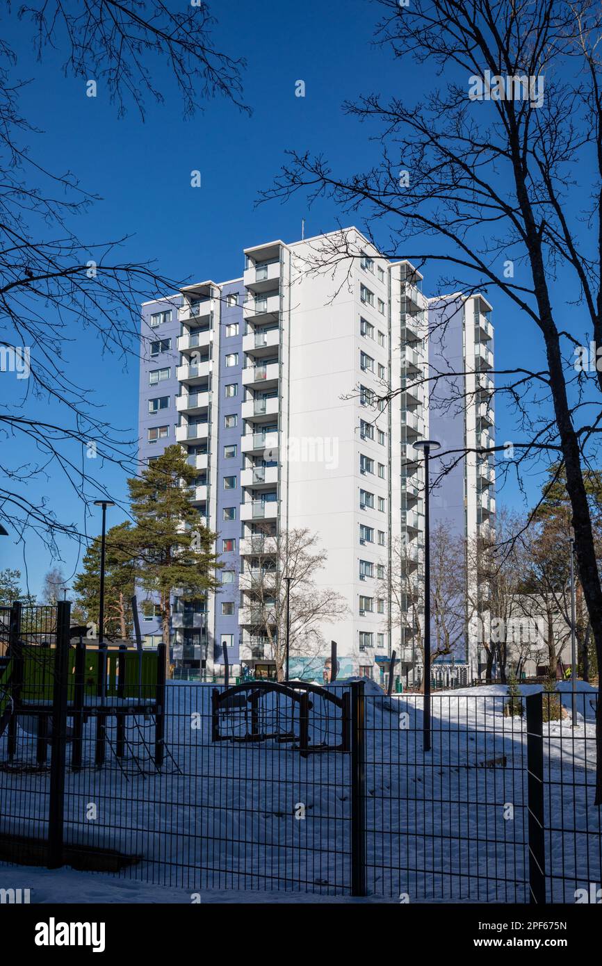 Huvimaja ou Rautkallionkatu 10. Un immeuble résidentiel de 12 étages situé à Koivukylä ou dans le quartier de Havukoski à Vantaa, en Finlande. Banque D'Images