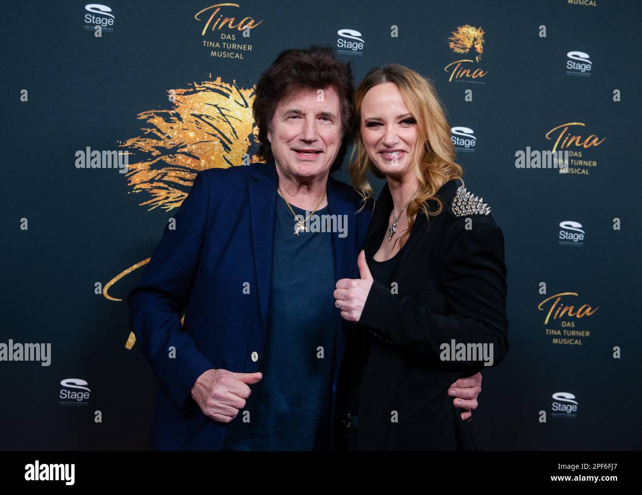 Stuttgart, Allemagne. 16th mars 2023. OLAF Malolepski (l), musicien et membre du groupe 'Die flippers', et sa fille Pia Malo, chanteuse pop, viennent à la première de la comédie musicale 'TINA - Das Tina Turner musical' au théâtre Apollo. La comédie musicale retrace musicalement la carrière du chanteur de Nutbush à la star mondiale d'aujourd'hui. Credit: Christoph Schmidt/dpa/Alay Live News Banque D'Images