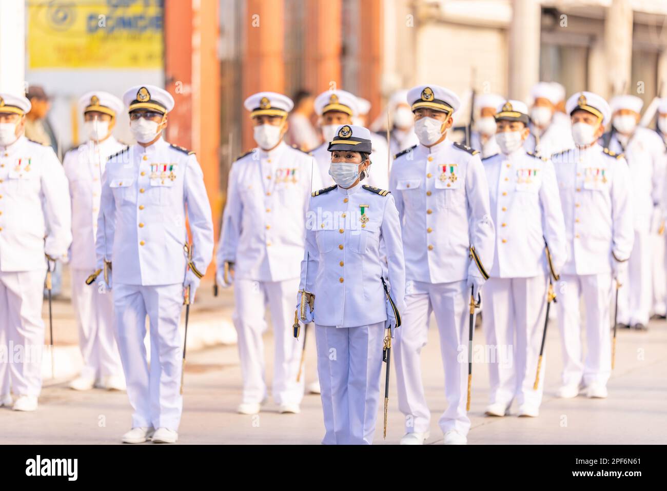 Matamoros, Tamaulipas, Mexique - 16 septembre 2022: Desfile 16 de Septiembre, les membres de la marine mexicaine défilent avec des épées pendant la parade Banque D'Images
