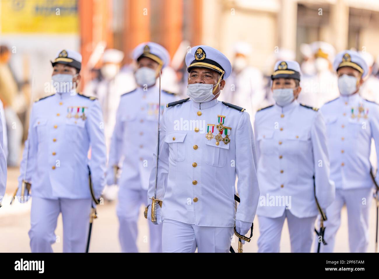 Matamoros, Tamaulipas, Mexique - 16 septembre 2022: Desfile 16 de Septiembre, les membres de la marine mexicaine défilent avec des épées pendant la parade Banque D'Images