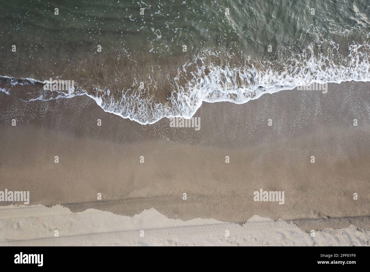 Une vague océanique a frappé la plage au-dessus de la vue sur les drones Banque D'Images