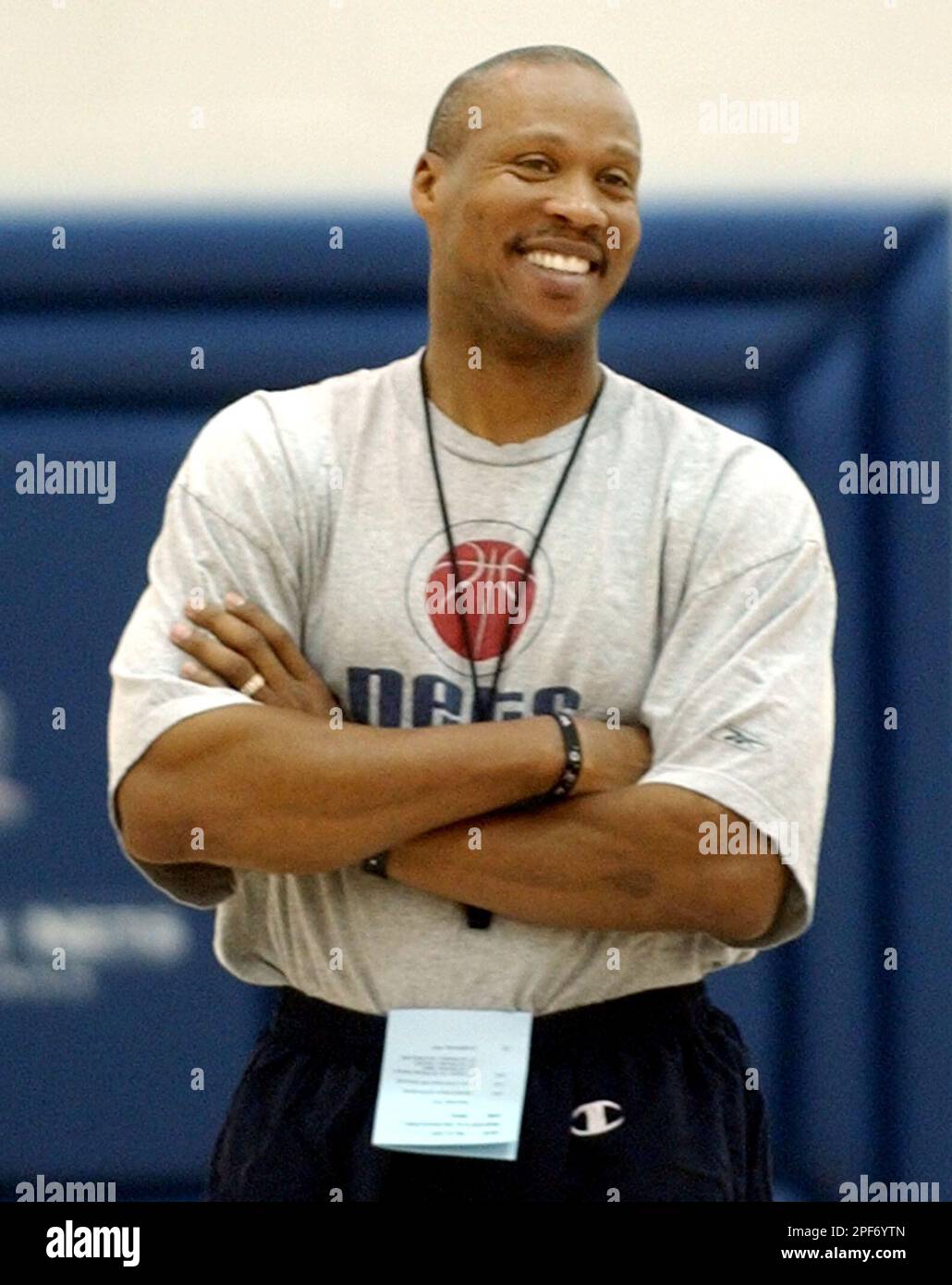 New Jersey Nets coach Byron Scott looks on during practice Tuesday, May 27, 2003, in East Rutherford, N.J. The Nets are waiting to play the winner of the Western Conference in the NBA finals. (AP Photo/Bill Kostroun) Banque D'Images