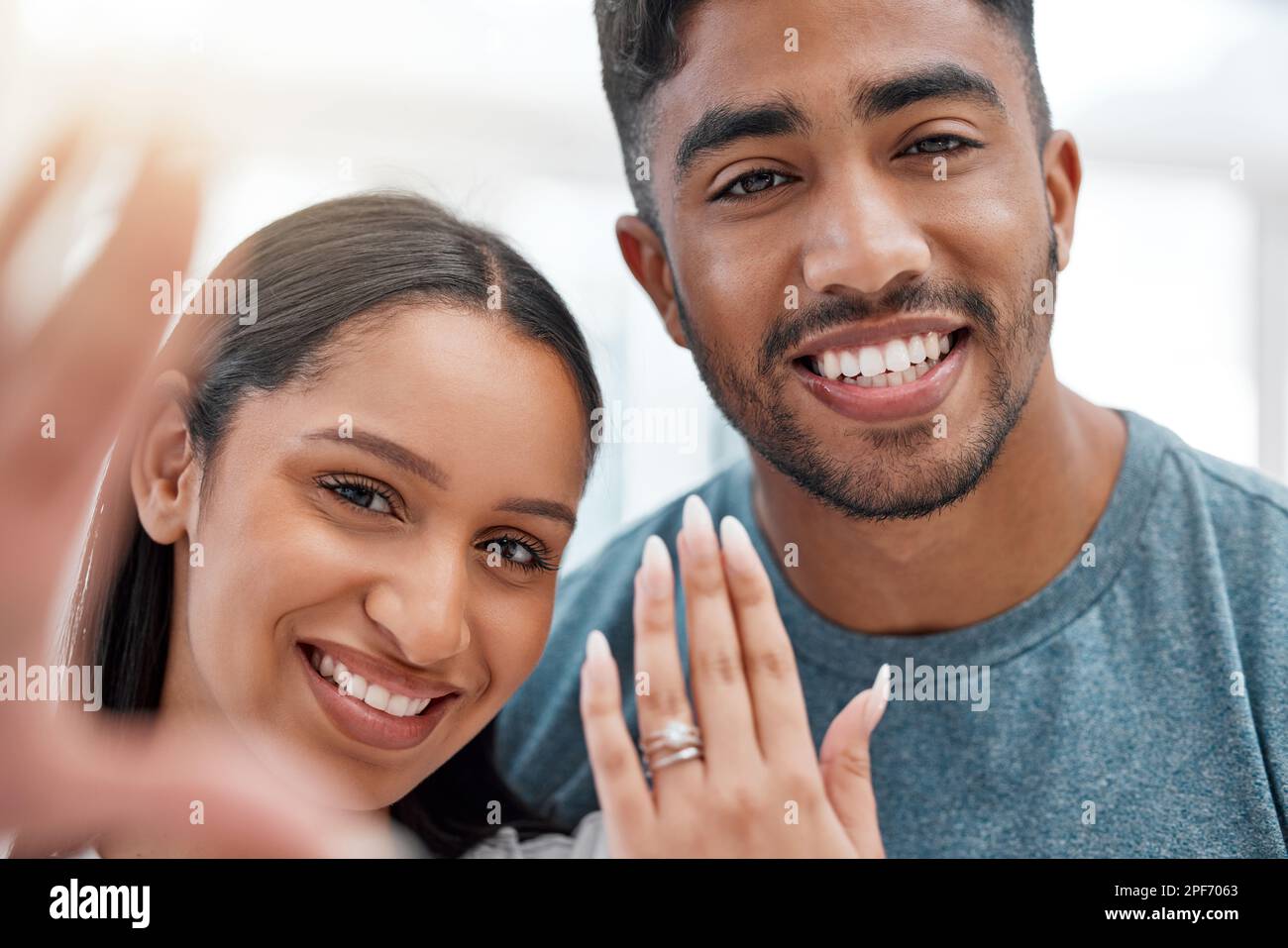 Ont été engagés. un jeune couple se tenant ensemble et prenant un selfie  pour célébrer leur engagement Photo Stock - Alamy