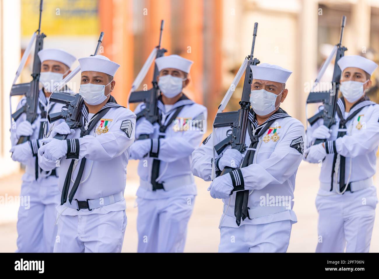 Matamoros, Tamaulipas, Mexique - 16 septembre 2022: Desfile 16 de Septiembre, membres de la Marine mexicaine marchant avec leurs fusils pendant la parade Banque D'Images