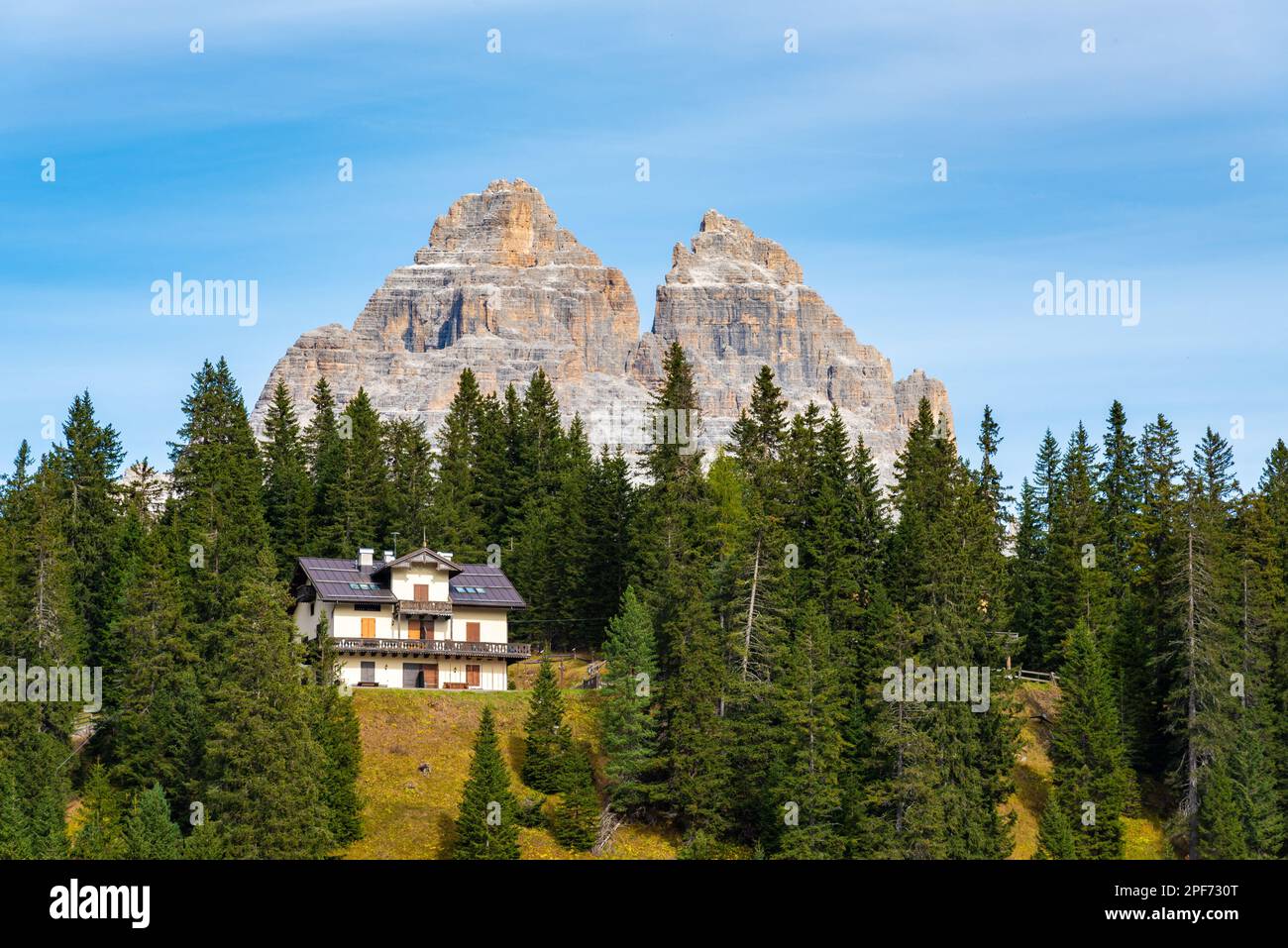 Trois Picks de Lavaredo vus du lac Misurina dans les Dolomites italiens près de Cortina d'Ampezzo. Jour d'été ensoleillé avec ciel bleu et nuages Banque D'Images