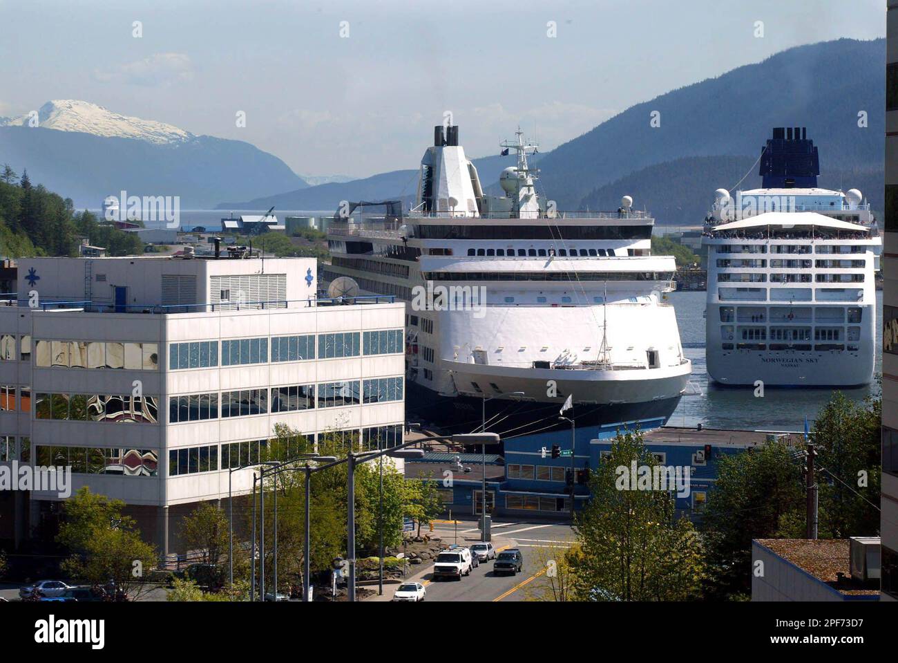 The cruises ship MS Norwegian Ski, right, leaves Juneau, Alaska, Tuesday, May 20, 2003, with the MS Rotterdam in dock and the MS Norwegian Sun, left, coming into port as the cruise ship and tourists season begins to get busy in Alaska. (AP Photo/Al Grillo) Banque D'Images