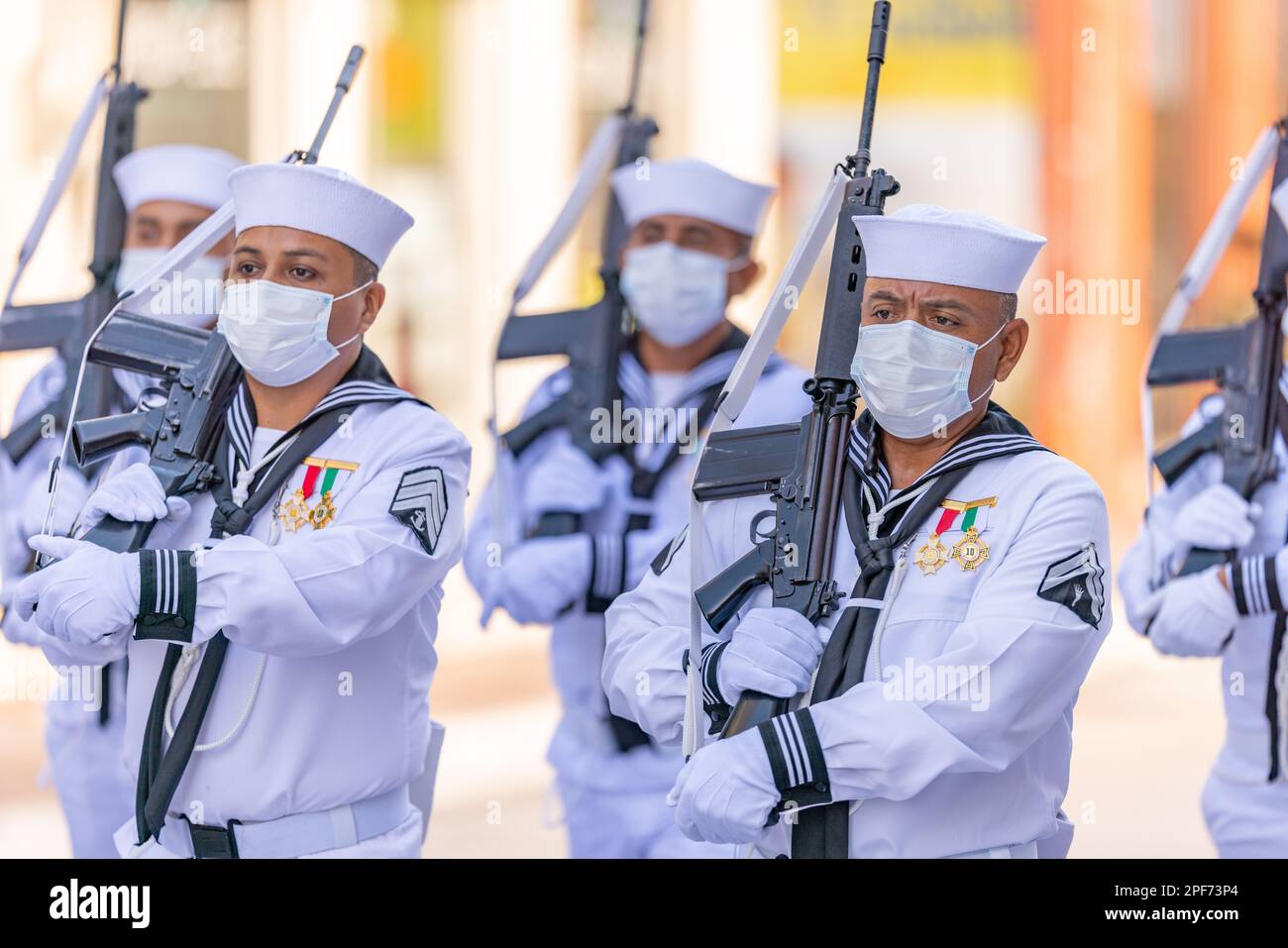 Matamoros, Tamaulipas, Mexique - 16 septembre 2022: Desfile 16 de Septiembre, membres de la Marine mexicaine marchant avec leurs fusils pendant la parade Banque D'Images