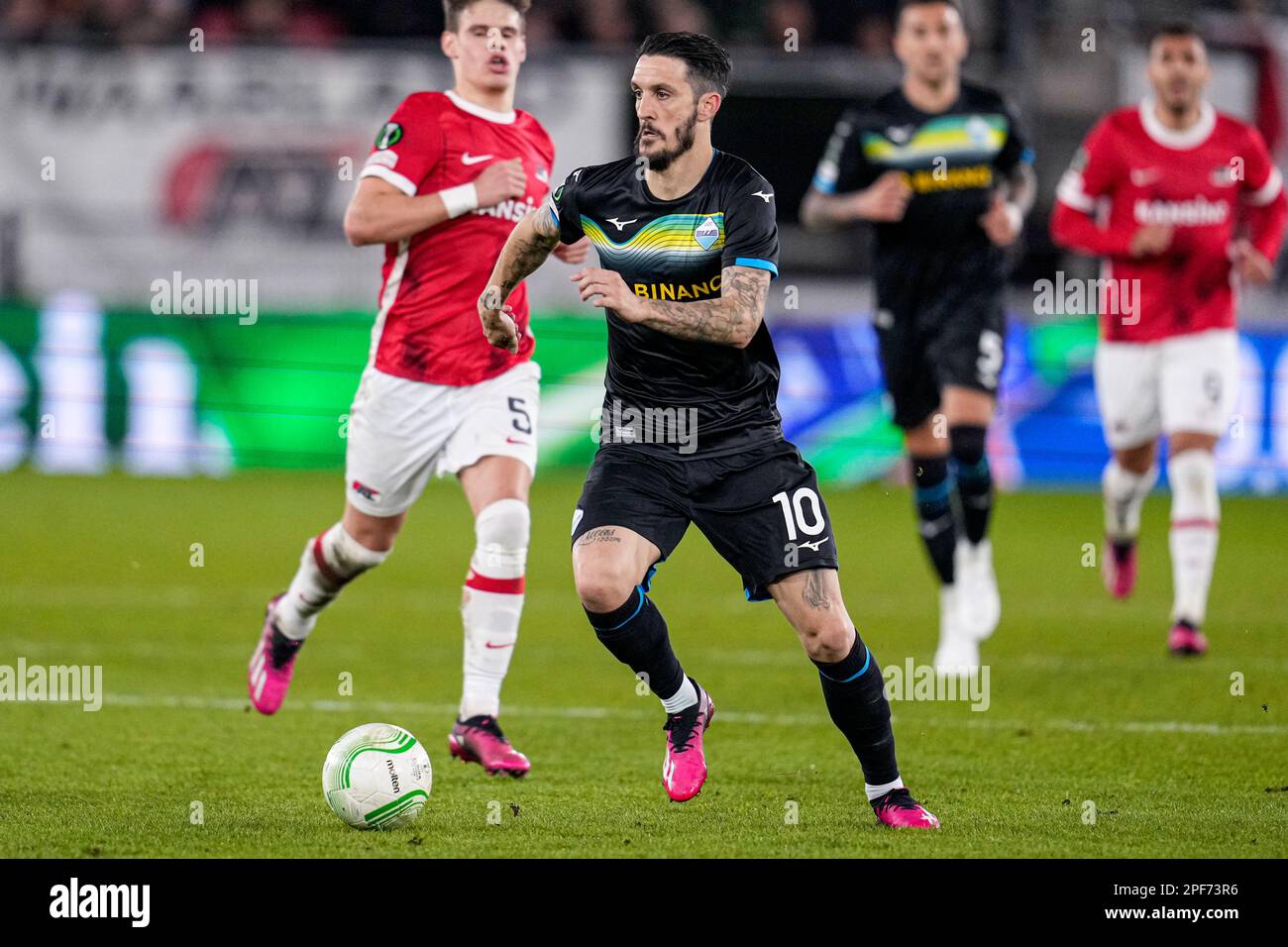 ALKMAAR, PAYS-BAS - MARS 16: Luis Alberto de SS Lazio pendant la ronde de 16 Leg Two - UEFA Europa Conference League match entre AZ Alkmaar et SS Lazio à l'AZ Stadion on 16 mars 2023 à Alkmaar, pays-Bas (photo de Patrick Goosen/Orange Pictures) Banque D'Images