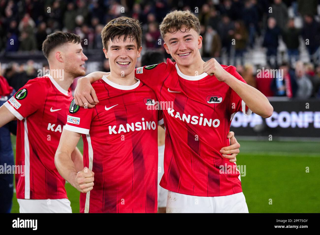 ALKMAAR - (lr) Outer Goes d'AZ Alkmaar et Sven Mijnans d'AZ Alkmaar célèbrent la victoire après le match de 16 entre AZ Alkmaar et SS Lazio de la Conférence de l'UEFA au stade AFAS à 16 mars 2023 Alkmaar, aux pays-Bas. ANP ED VAN DE POL Banque D'Images