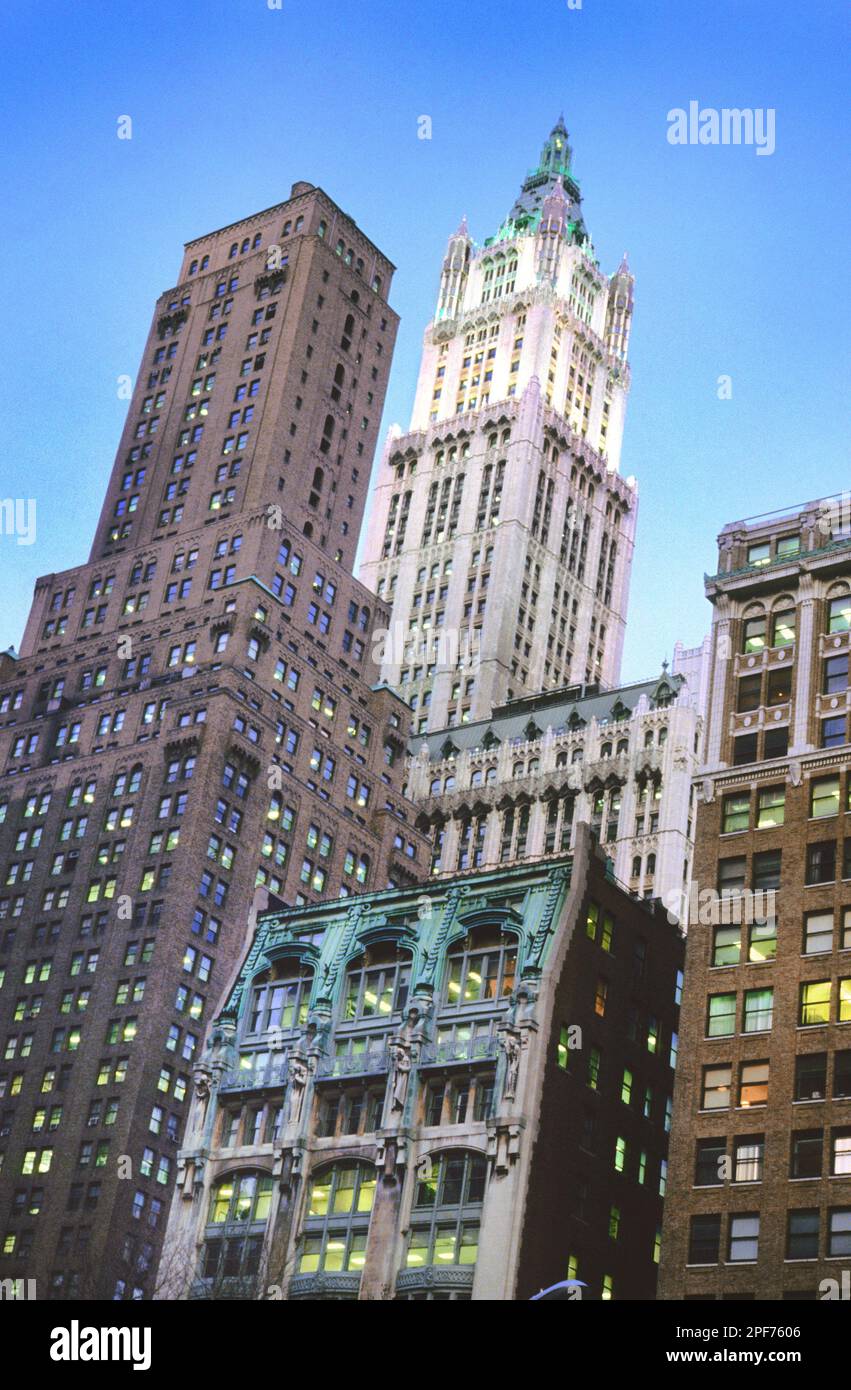 Woolworth Building Tower New York Lower Manhattan Financial District à la tombée de la nuit. Gratte-ciel de la tour dans le centre-ville de Tribeca New York, États-Unis Banque D'Images