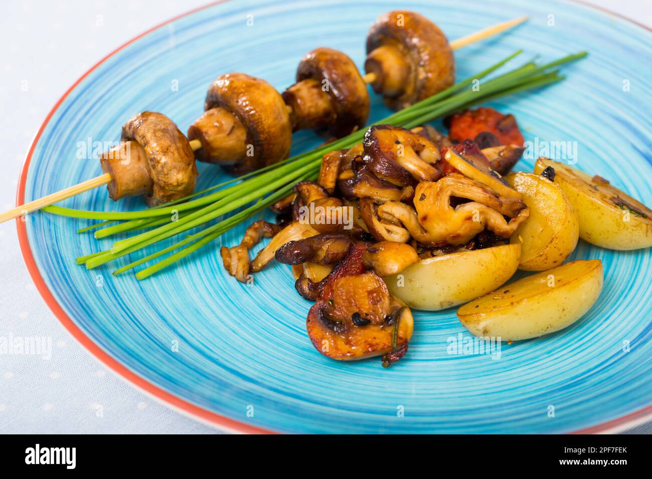 Assortiment de champignons frits avec pommes de terre Banque D'Images