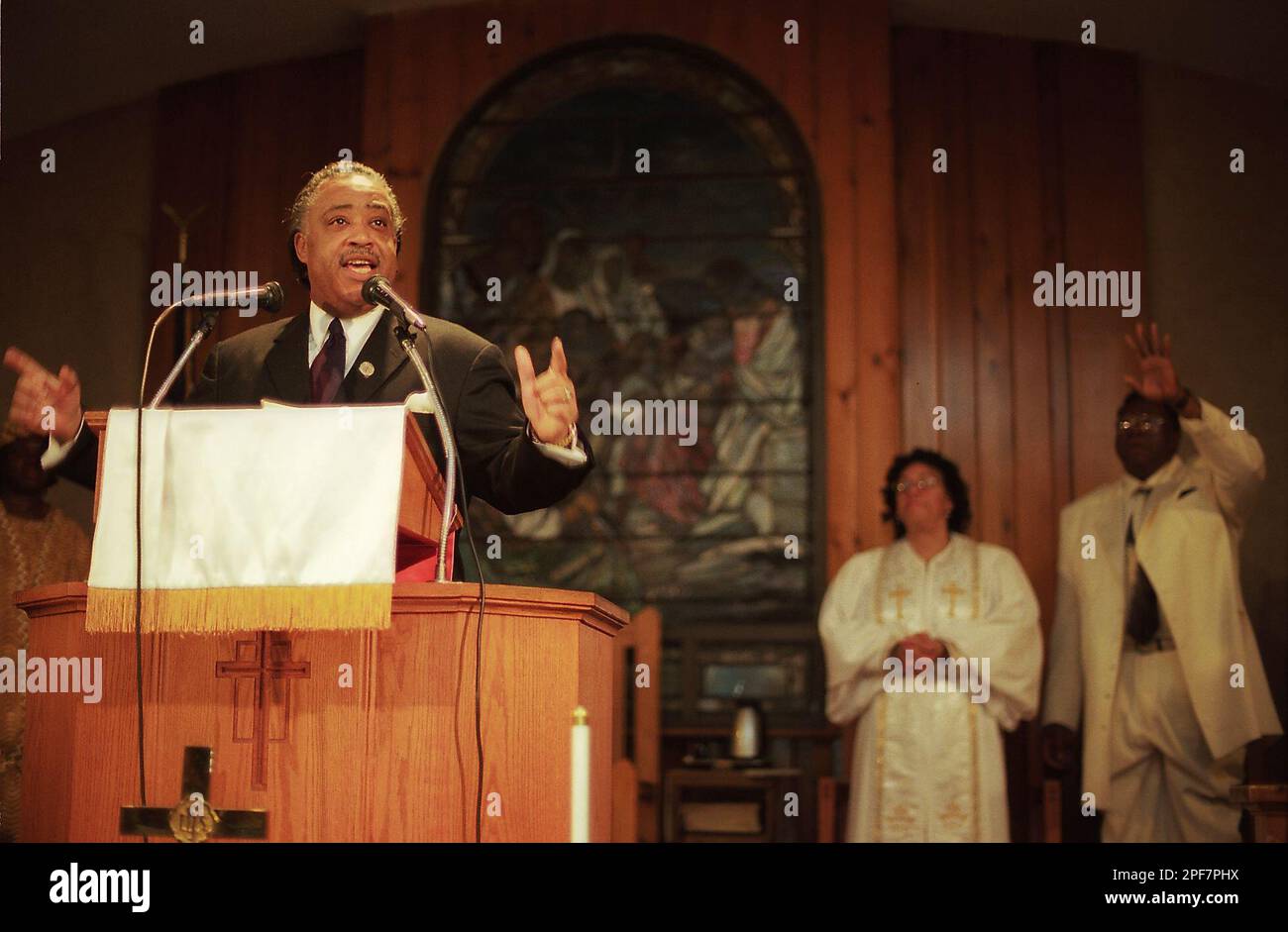 The Rev. Al Sharpton, the New York civil rights activist and Democratic presidential hopeful, left, gives the Easter sermon while the Rev. Brenda Goodwine and the Rev. Curtis Mouning, right, raise their hands in praise at East End Baptist Tabernacle Church on Central Avenue in Bridgeport, Conn., Sunday, April 20, 2003. (AP Photo/Connecticut Post, Andrea A. Dixon) Banque D'Images