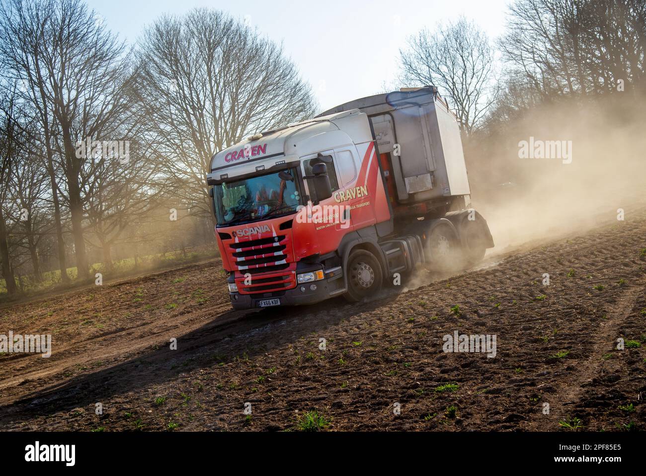 Camion Scania Charg De Betteraves Sucre Roulant Sur Une Route De camion-scania-charg-de-betteraves-sucre-roulant-sur-une-route-de