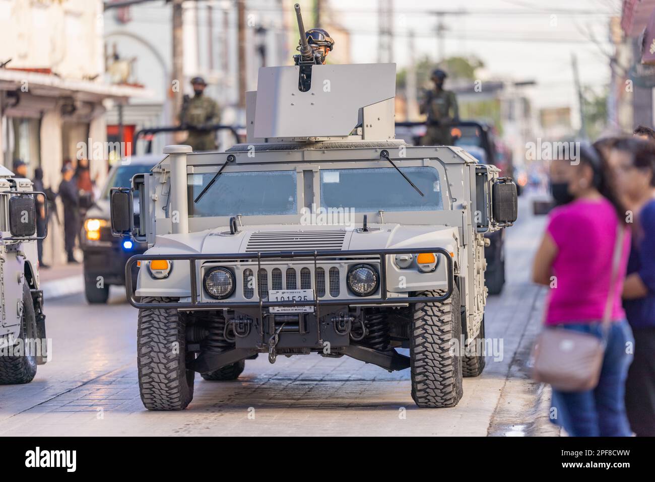 Matamoros, Tamaulipas, Mexique - 16 septembre 2022: Dossier 16 de Septiembre, Humvee de la marine mexicaine avec un soldat manipulant une mitrailleuse lourde i Banque D'Images