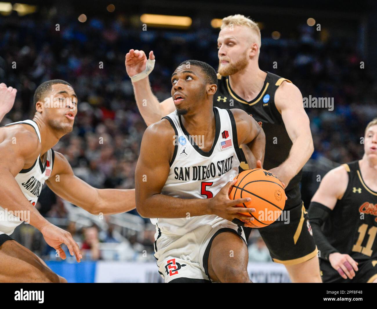 16 mars 2023: San Diego State Aztèques garde Lamont Butler (5) conduit au panier tandis que Charleston Cougars garde Dalton Bolon (3) défend pendant 2nd moitié NCAA Orlando régional entre le Collège de Charleston Cougar et San Diego State Aztèques. SDSU défait Charleston 63-57 au Amway Center d'Orlando, en Floride. Roméo T Guzman/CSM. Banque D'Images