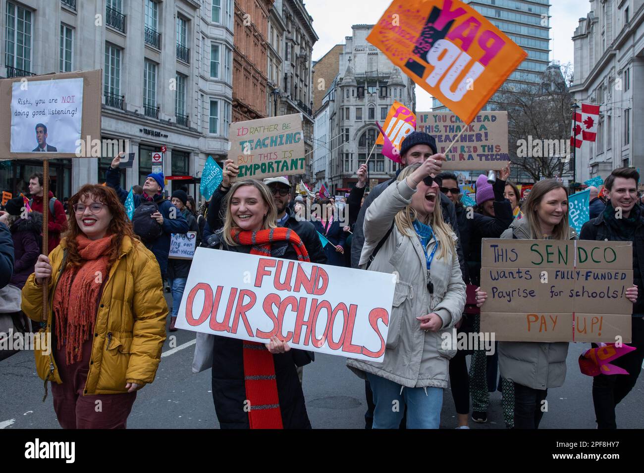 Londres, Royaume-Uni. 15th mars 2023. Les enseignants membres du Syndicat national de l'éducation (NEU) assistent à une grève de la Journée du budget. Les enseignants de milliers d'écoles en Angleterre frappent pour une augmentation de salaire supérieure à l'inflation et des fonds supplémentaires afin de s'assurer que les augmentations de salaire ne sont pas prises à partir des budgets existants. Crédit : Mark Kerrison/Alamy Live News Banque D'Images