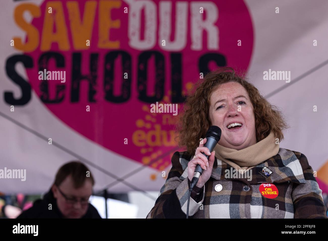 Londres, Royaume-Uni. 15th mars 2023. Fran Heathcote, président du Syndicat des services publics et commerciaux (SCP), s'adresse aux enseignants membres du Syndicat national de l'éducation (NEU) lors d'une grève de la Journée du budget. Les enseignants de milliers d'écoles en Angleterre frappent pour une augmentation de salaire supérieure à l'inflation et des fonds supplémentaires afin de s'assurer que les augmentations de salaire ne sont pas prises à partir des budgets existants. Crédit : Mark Kerrison/Alamy Live News Banque D'Images